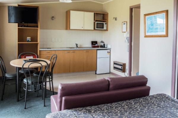 1 Bedroom Motel Unit - Bed & Kitchen